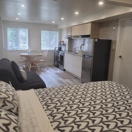 Modern Studio With Kitchenette And Bath Guelph Kültér fotó