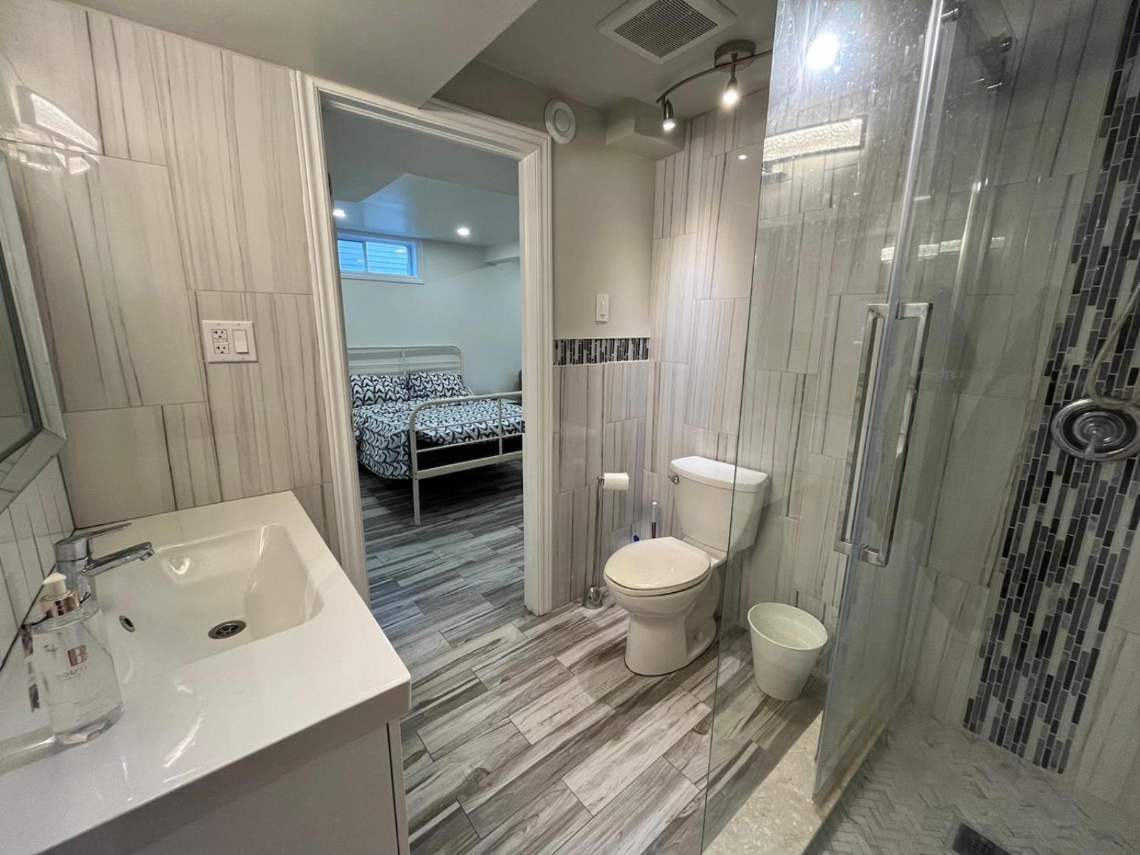 Modern Studio With Kitchenette And Bath Guelph Kültér fotó