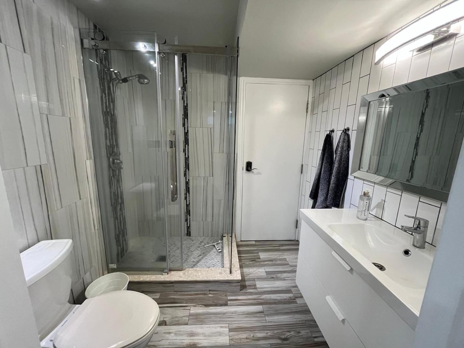 Modern Studio With Kitchenette And Bath Guelph Kültér fotó