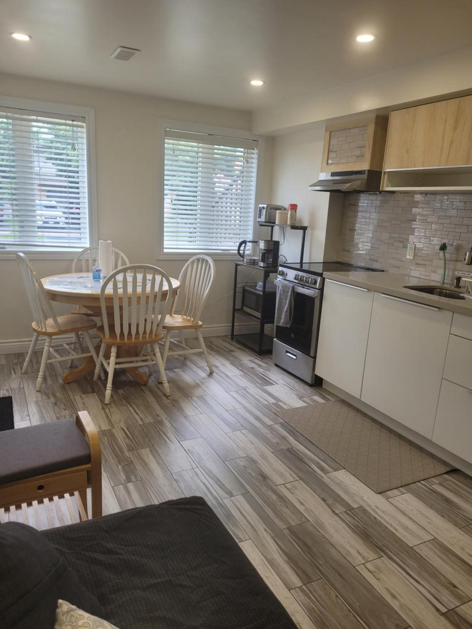 Modern Studio With Kitchenette And Bath Guelph Kültér fotó