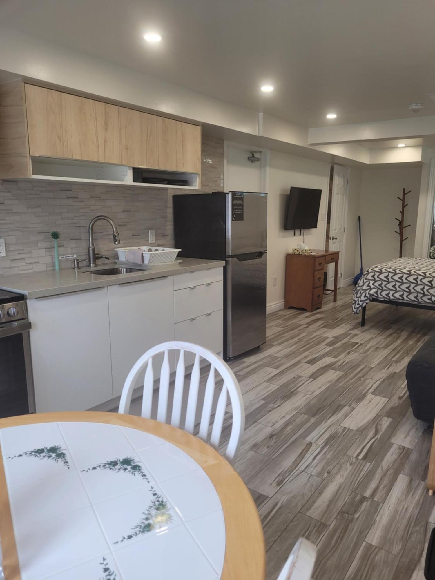 Modern Studio With Kitchenette And Bath Guelph Kültér fotó