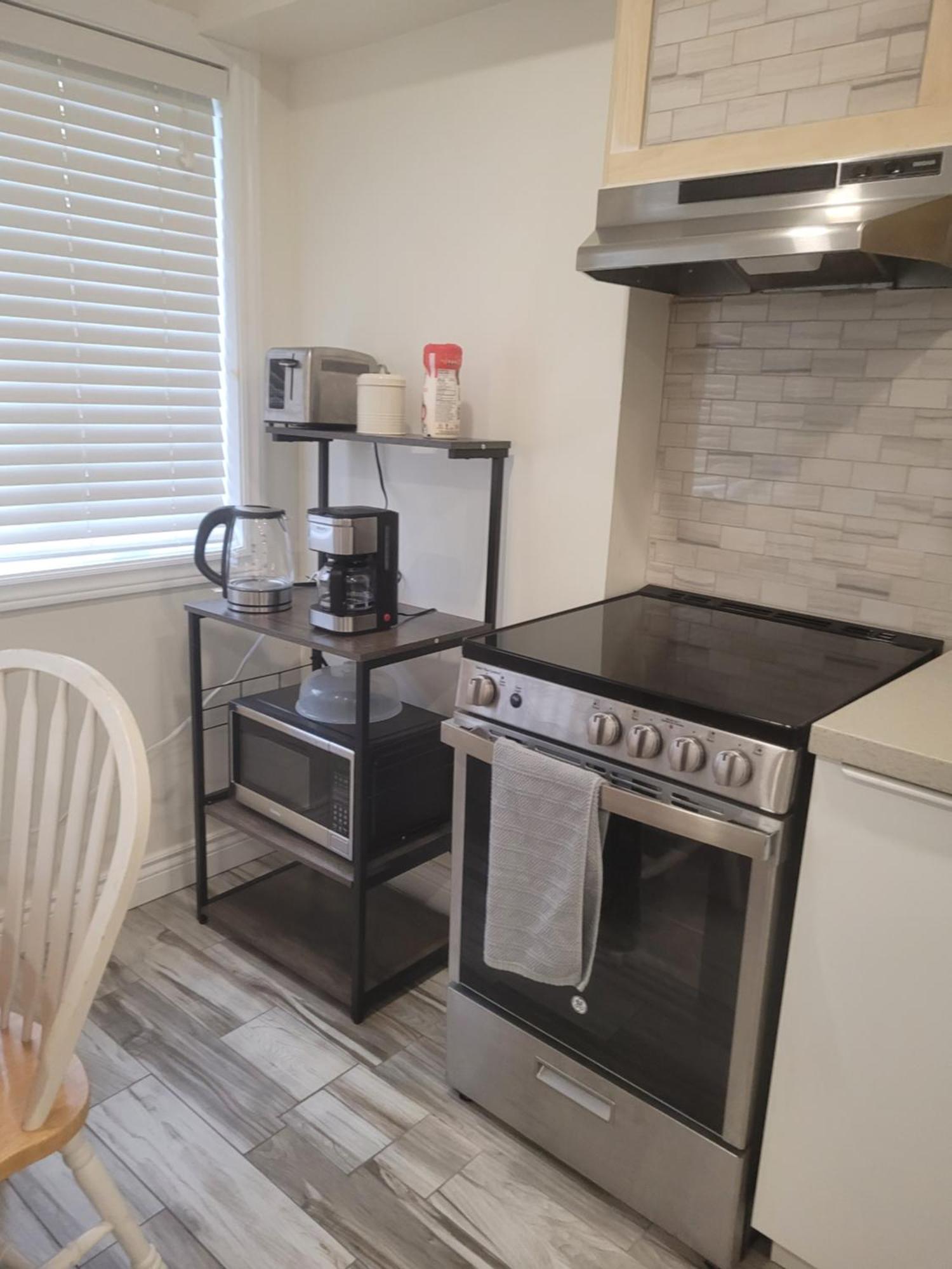 Modern Studio With Kitchenette And Bath Guelph Kültér fotó